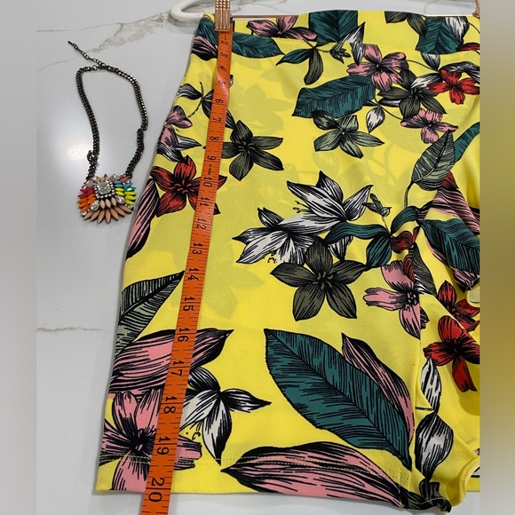 171. EUC GUESS FLORAL LINED PENCIL SKIRT WITH SIDE RUFFEL SIZE SMALL - Picture 11 of 13